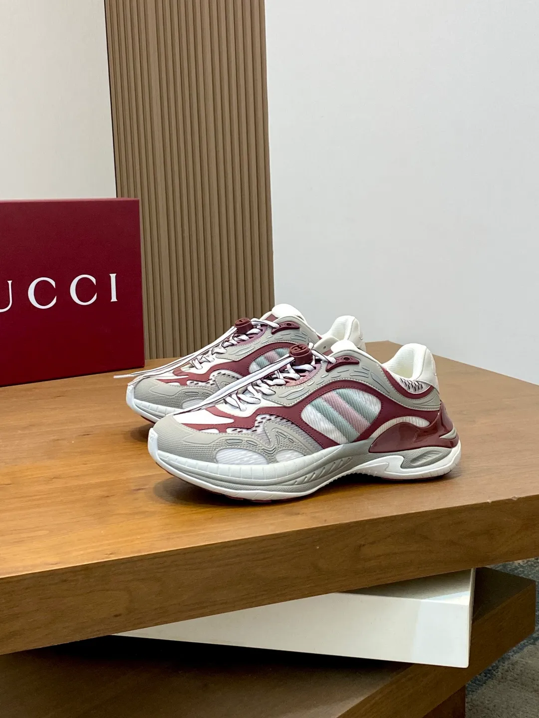 Men's Men's Shoes 💰900 Gucci Gucci 2.0 Sports Shoes Couple's Style Retro Casual Shoes Running Shoes Original Purchase, Development, Production Gucci 2.0 Sports Shoes reinterpret the brand's iconic striped webbing elements. This sneaker reinterprets the iconic details. It uses EVA thick soles and a smart silhouette to bring a stable and comfortable wearing experience. Exquisite packaging at the delivery counter. Fabric: original imported cowhide + technical fabrics. Lining: original imported breathable mesh. Sole: original molded ultra-light foam rubber. Bottom thickness: 4CM. Size: 39-44 (customized for 38, 45, 56)